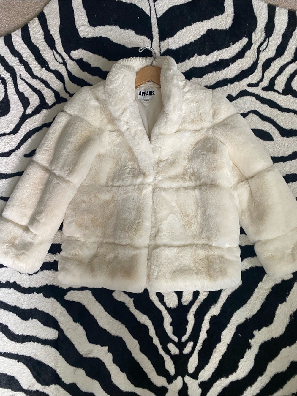 😍 Apparis Ivory Faux Fur Coat Small!